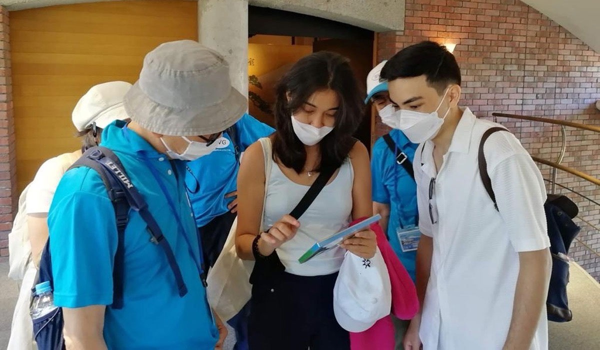 Ер адамға қарап тұрған жігіт